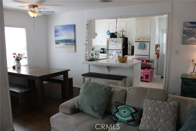 Kitchen w/ breakfast counter