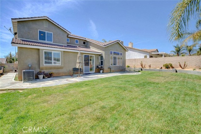 Spacious backyard, block walls all around, no maintenance!!