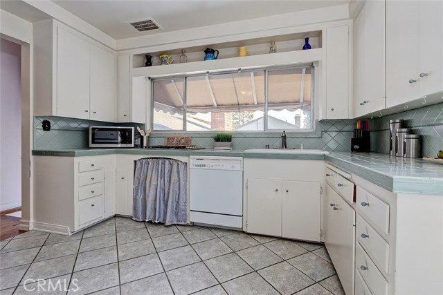 118 Helberta Avenue, Redondo Beach, California 90277, 3 Bedrooms Bedrooms, ,3 BathroomsBathrooms,Residential,Sold,Helberta,SB18247405