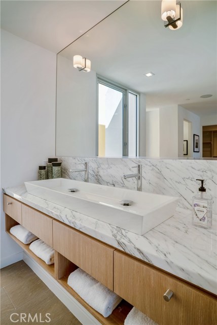131 2nd Street, Hermosa Beach, California 90254, 4 Bedrooms Bedrooms, ,4 BathroomsBathrooms,Residential,Sold,2nd,SB19073645