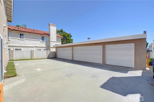 5 car garage with lots of space