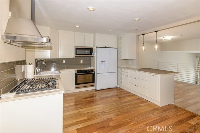 Dazzling new kitchen with quartz counters and breakfast bar! Dazzling new kitchen with quartz counters and breakfast bar!