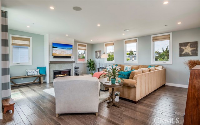 1074 7th Street, Hermosa Beach, California 90254, 4 Bedrooms Bedrooms, ,3 BathroomsBathrooms,Residential,Sold,7th,SB19068500