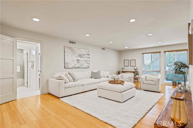 1 Bed Home for Sale in Hancock Park, California