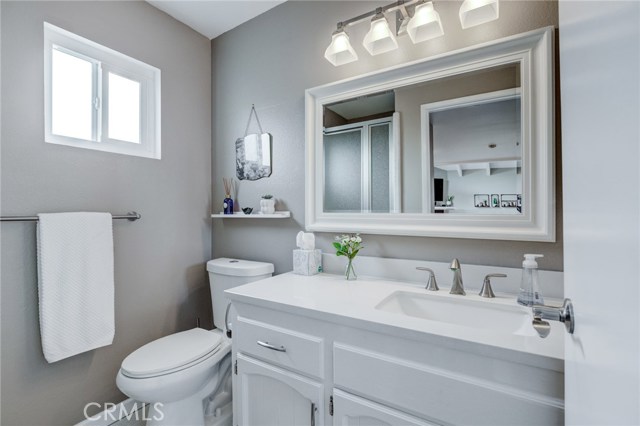 Upstairs bathroom w shower/tub combo
