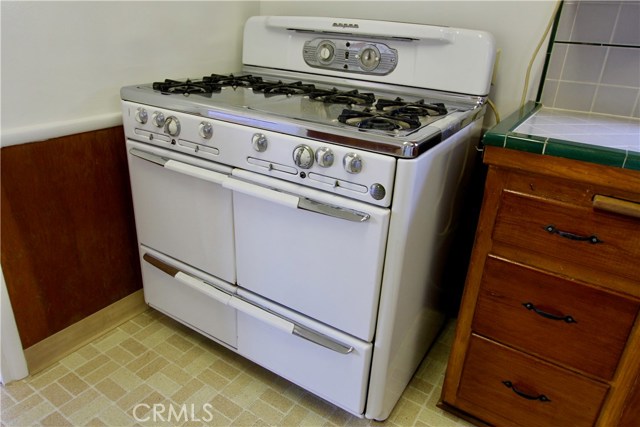 Yes, that's the original stove! How awesome is that?