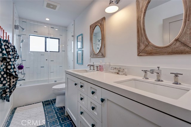 585 29th Street, Manhattan Beach, California 90266, 4 Bedrooms Bedrooms, ,3 BathroomsBathrooms,Residential,Sold,29th,SB21019167