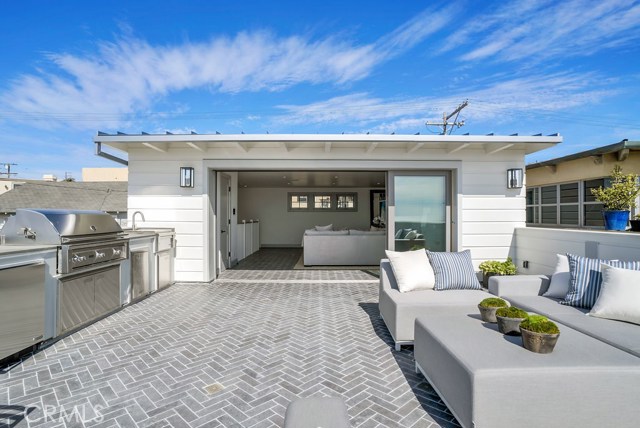 2824 Hermosa Avenue, Hermosa Beach, California 90254, 5 Bedrooms Bedrooms, ,2 BathroomsBathrooms,Residential,Sold,Hermosa,SB17058726