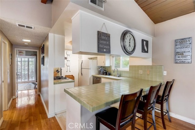 Lovely open kitchen to enjoy breakfast at your breakfast bar!