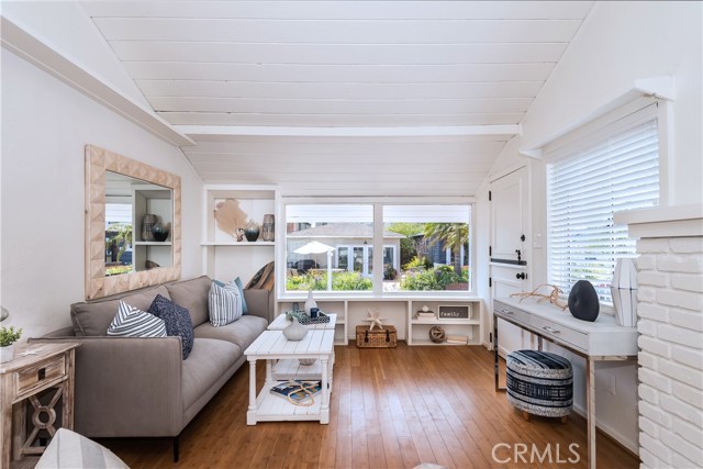 325 4th Street, Manhattan Beach, California 90266, 2 Bedrooms Bedrooms, ,1 BathroomBathrooms,Residential,Sold,4th,SB19080126