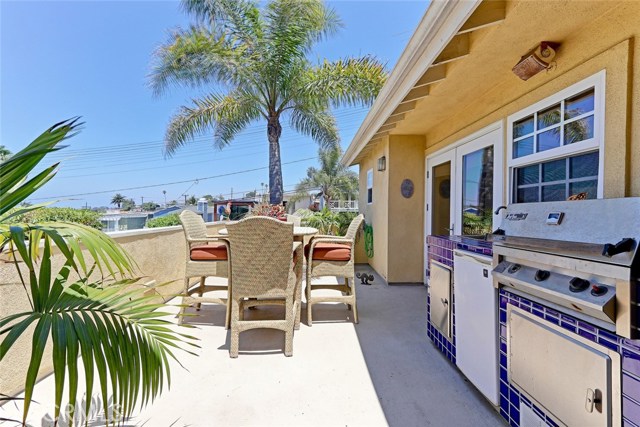 648 Longfellow Avenue, Hermosa Beach, California 90254, 4 Bedrooms Bedrooms, ,3 BathroomsBathrooms,Residential,Sold,Longfellow,SB17257595