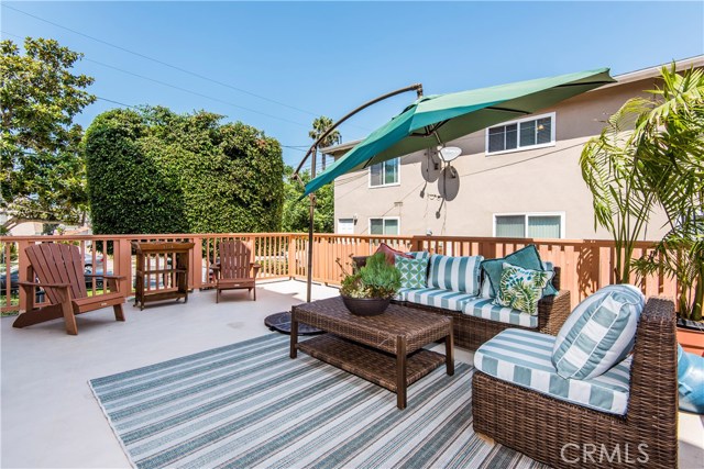 Large patio off family room (approx. 320 sq.ft.)