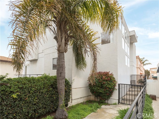 647 1st Place, Hermosa Beach, California 90254, 3 Bedrooms Bedrooms, ,2 BathroomsBathrooms,Residential,Sold,1st,SB19033605