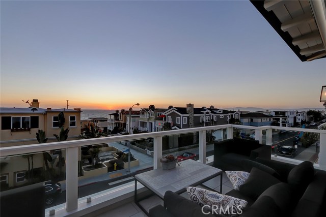 304 3rd Street, Manhattan Beach, California 90266, 4 Bedrooms Bedrooms, ,3 BathroomsBathrooms,Residential,Sold,3rd,SB19234721