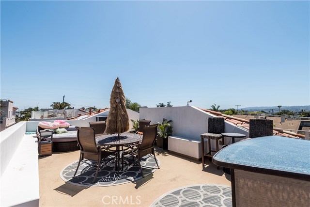 205 Helberta Avenue, Redondo Beach, California 90277, 4 Bedrooms Bedrooms, ,3 BathroomsBathrooms,Residential,Sold,Helberta,SB18113990