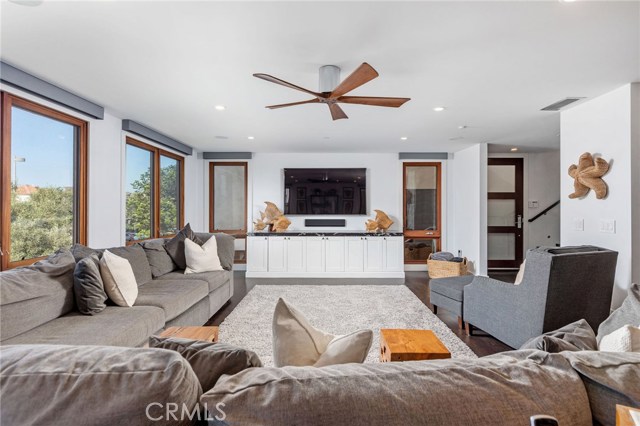 716 Manhattan Avenue, Manhattan Beach, California 90266, 3 Bedrooms Bedrooms, ,3 BathroomsBathrooms,Residential,Sold,Manhattan,SB20229192