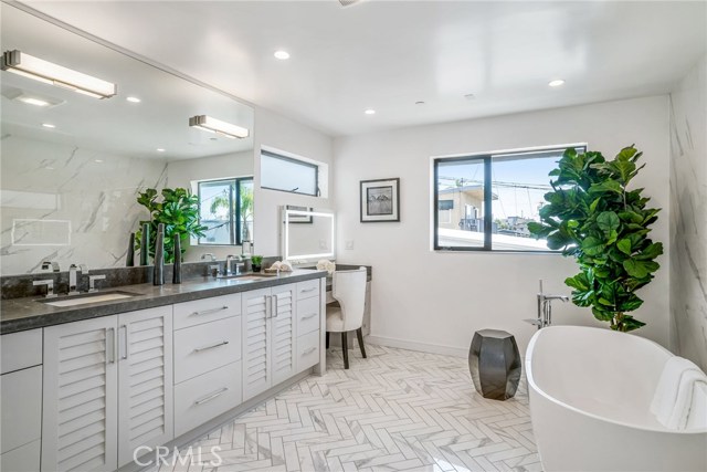 635 7th Street, Hermosa Beach, California 90254, 4 Bedrooms Bedrooms, ,4 BathroomsBathrooms,Residential,Sold,7th,SB18259445