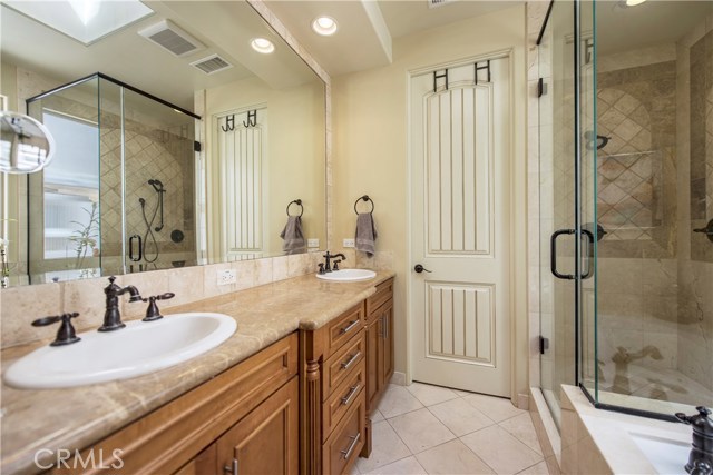 Beautiful master bath looks like new