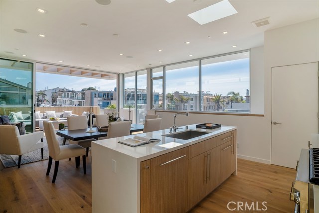 131 2nd Street, Hermosa Beach, California 90254, 4 Bedrooms Bedrooms, ,4 BathroomsBathrooms,Residential,Sold,2nd,SB19073645