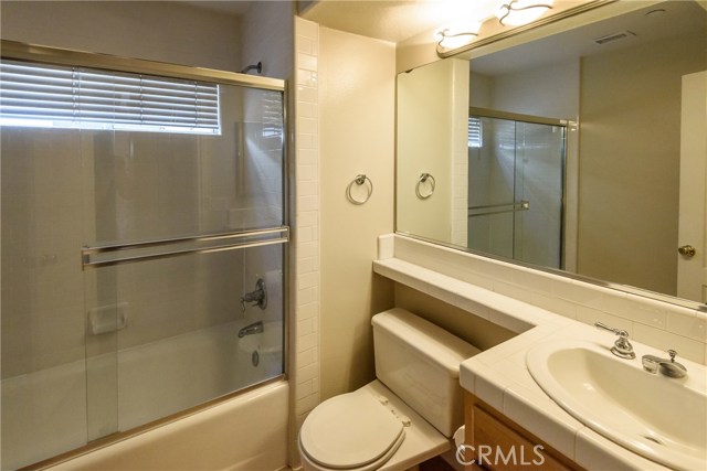 2nd Bath with Tub/Shower Combo!