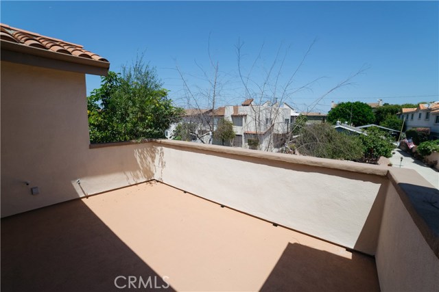 Oversized deck off dining area and kitchen!