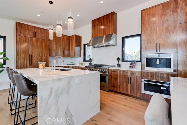 1705 Bayview Drive, Hermosa Beach, California 90254, 4 Bedrooms Bedrooms, ,2 BathroomsBathrooms,Residential,Sold,Bayview,SB20095687