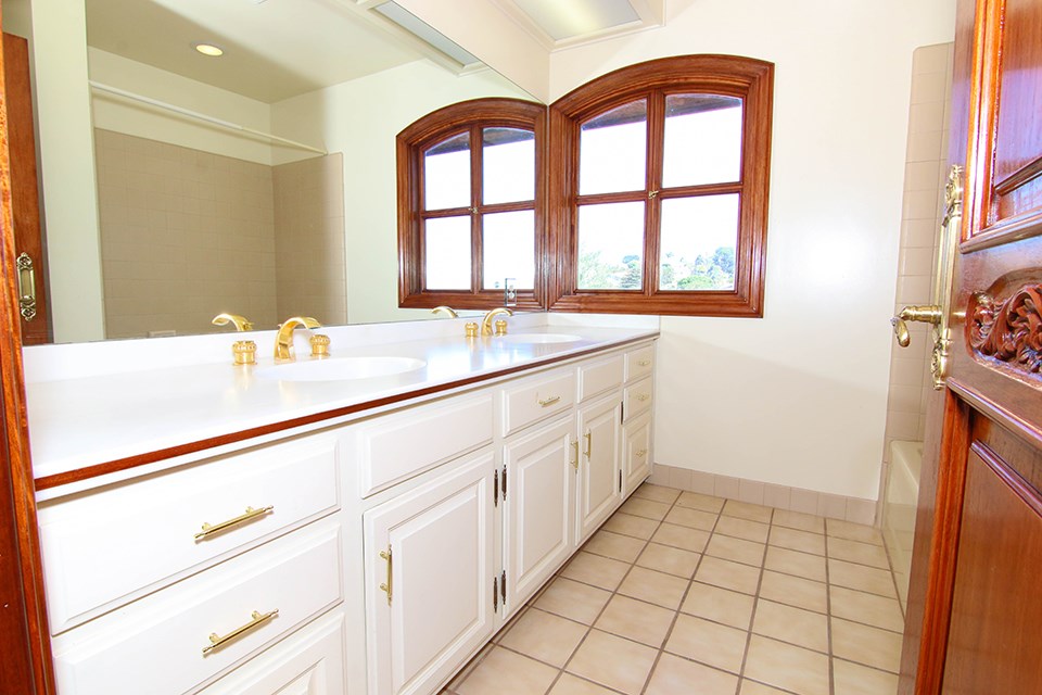 Guest Upstairs Bathroom