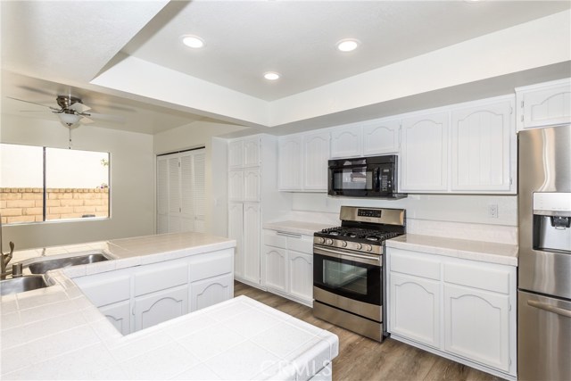 Eat-In Kitchen and also a Breakfast Bar!