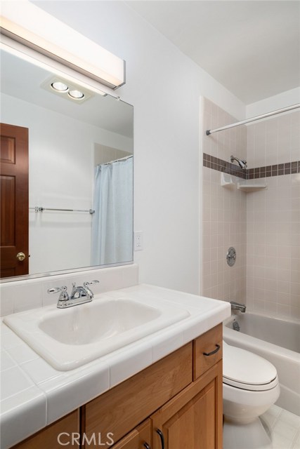 Upstairs full bath in hallway to service 2 front bedrooms and upstairs family room.