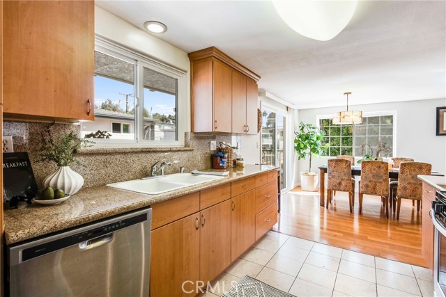 1427 12th Street, Manhattan Beach, California 90266, 2 Bedrooms Bedrooms, ,3 BathroomsBathrooms,Residential,Sold,12th,SB21102526