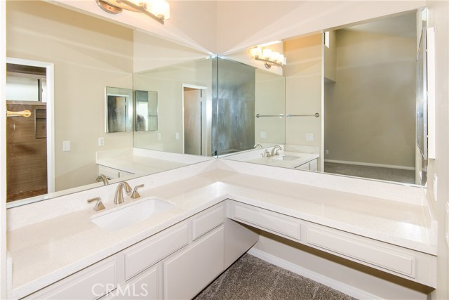 Master suite bathroom with quartz counters! Master suite bathroom with quartz counters!
