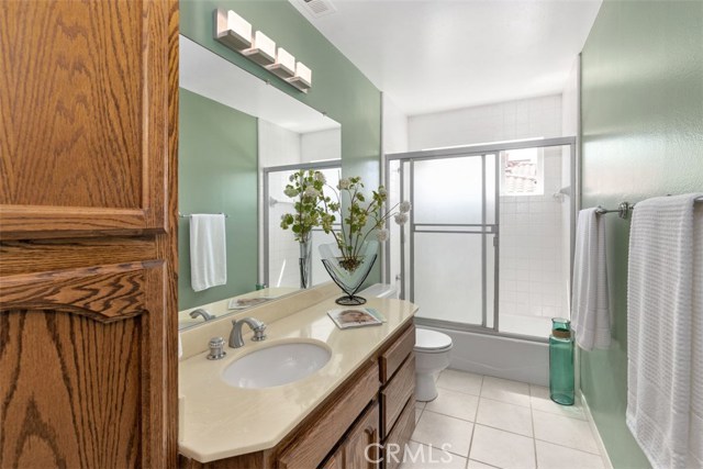 Bright and spacious bathroom with tub/shower.