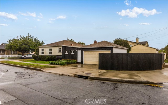 1813 Lynngrove Drive, Manhattan Beach, California 90266, 2 Bedrooms Bedrooms, ,Residential,Sold,Lynngrove,SB18291838