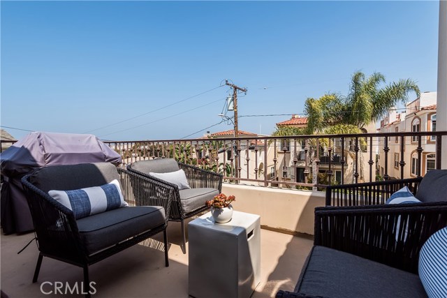 702 11th Street, Hermosa Beach, California 90254, 4 Bedrooms Bedrooms, ,2 BathroomsBathrooms,Residential,Sold,11th,SB18117521