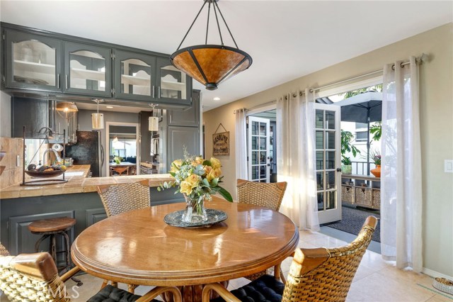 Eating area, great for kids studying or family game time!