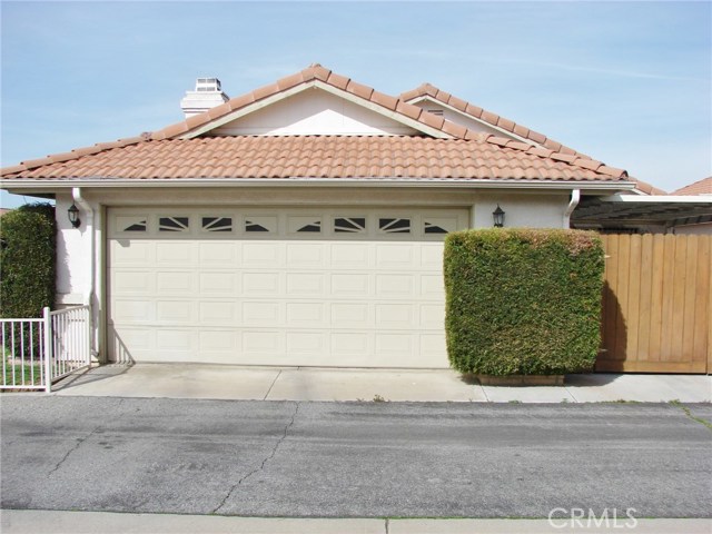 440 SQFT ATTACHED GARAGE OFFERS YOU DIRECT HOME ACCESS. GREAT FOR UNLOADING GROCERIES! THERE'S A NEW GARAGE DOOR OPENER.   COVERED PATIO HAS GATE ACCESS IF YOU WANTED TO PARK A CAR IN BACKYARD.