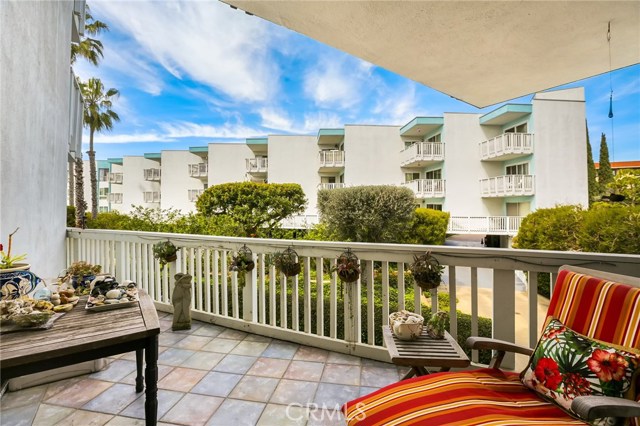 650 The Vlg, Redondo Beach, California 90277, 1 Bedroom Bedrooms, ,1 BathroomBathrooms,Residential,Sold,The Vlg,SB18021367