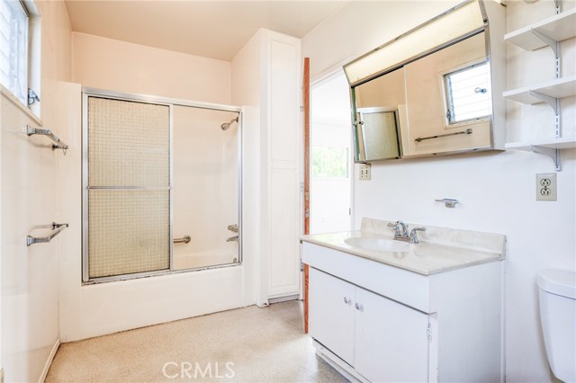 Master Bathroom (upstairs full bath)