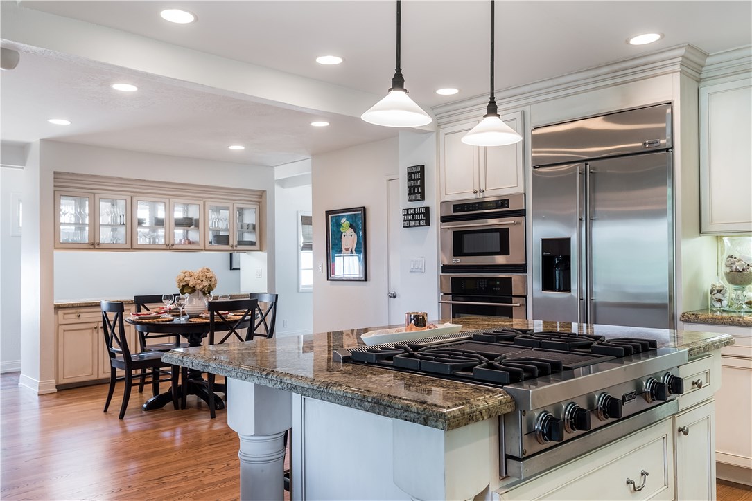 Kitchen & Nook Area