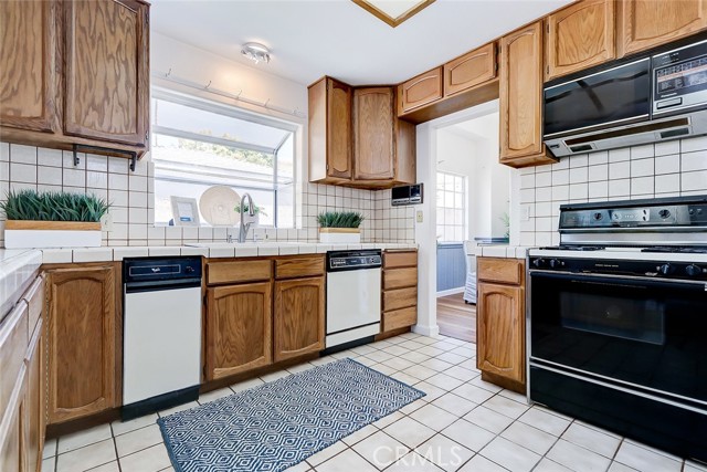 Wonder bright and sunny kitchen!