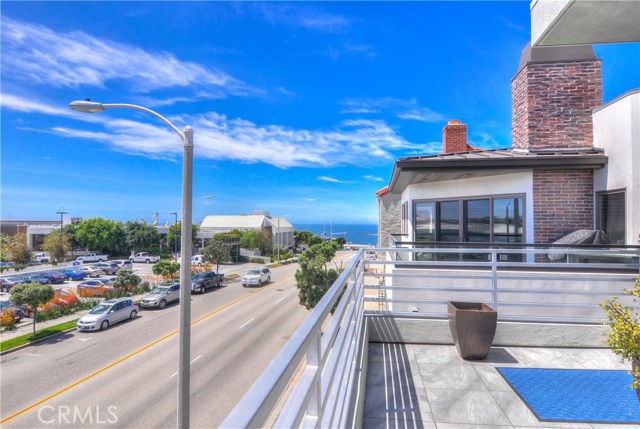 409 15th Street, Manhattan Beach, California 90266, 3 Bedrooms Bedrooms, ,2 BathroomsBathrooms,Residential,Sold,15th,SB17215456