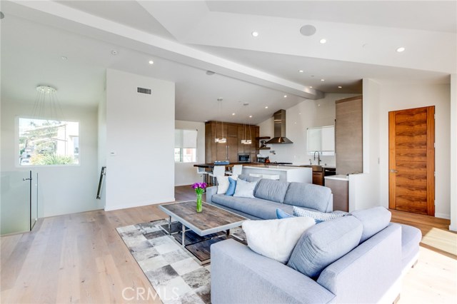 728 Lucia Avenue, Redondo Beach, California 90277, 4 Bedrooms Bedrooms, ,2 BathroomsBathrooms,Residential,Sold,Lucia,SB19142889