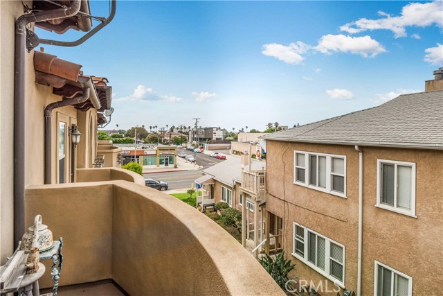 704 Pacific Coast Hwy, Redondo Beach, California 90277, 3 Bedrooms Bedrooms, ,2 BathroomsBathrooms,Residential,Sold,Pacific Coast Hwy,SB18201365