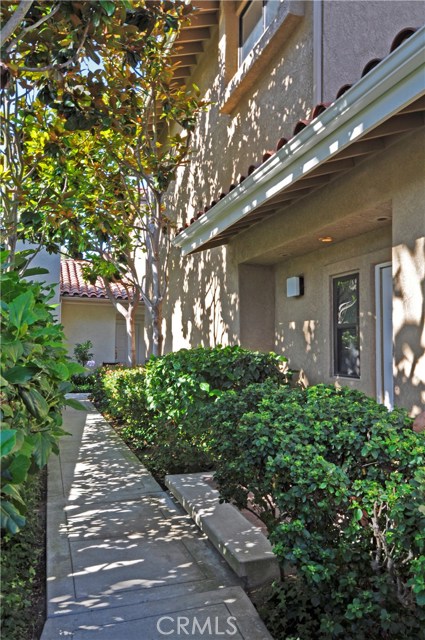 Private front entry way to unit