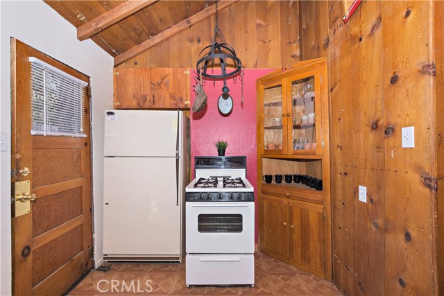 Charming little kitchen!