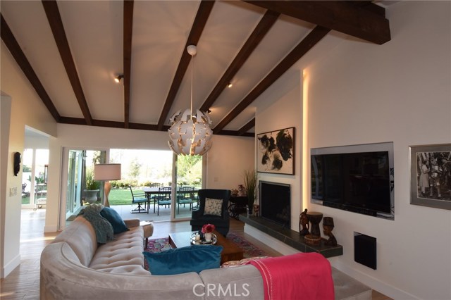 More of this beautiful living room...