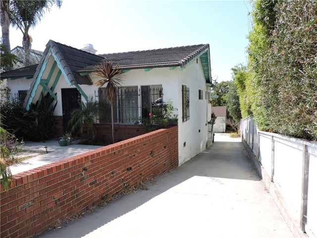 Long driveway leads to 5 one car garages