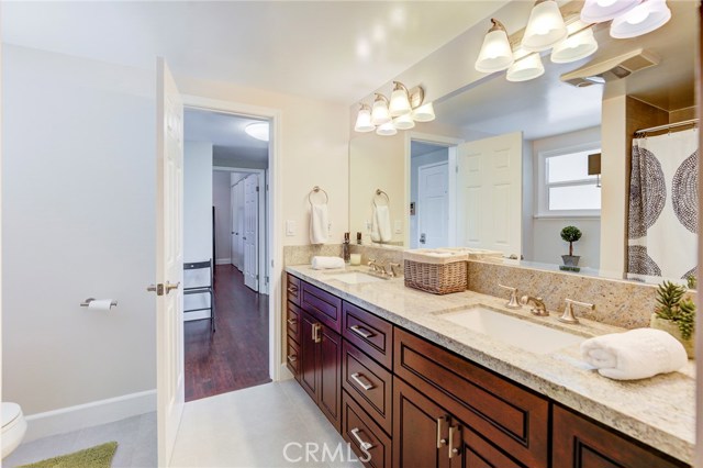 Hall bathroom with tub/shower combo