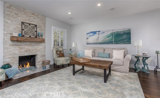 Living/Family room with gas fireplace.