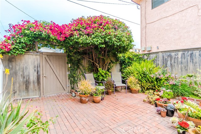 126 8th Street, Hermosa Beach, California 90254, 2 Bedrooms Bedrooms, ,2 BathroomsBathrooms,Residential,Sold,8th,SB18121226